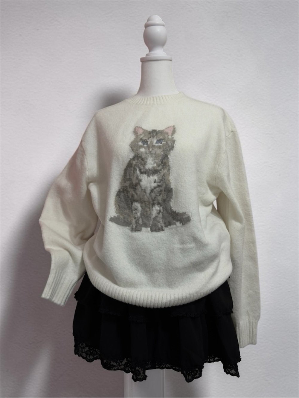 Hollister Milky Cream Sweater with Gray Cat Motif Cute Kitty Top Winter Crewneck